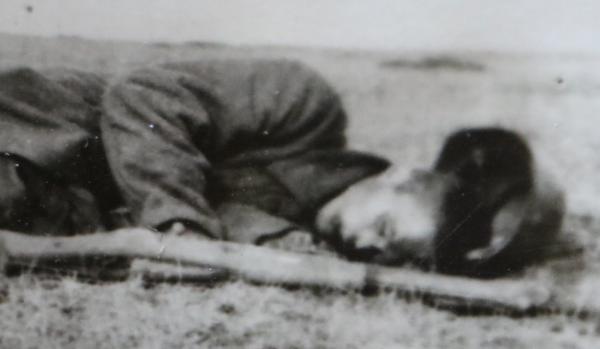 altes Foto - gefallener Soldat -  Land .?